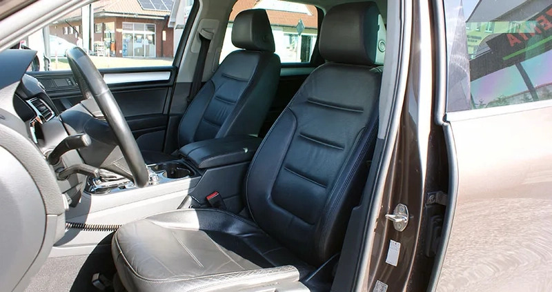 Volkswagen Touareg cena 61700 przebieg: 223000, rok produkcji 2010 z Darłowo małe 326
